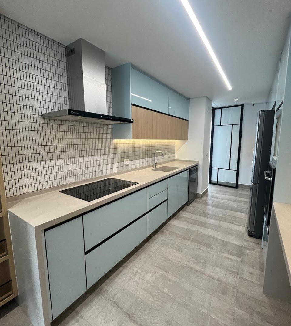 Cozinha moderna de alto padrão planejada pelo Escritório DI